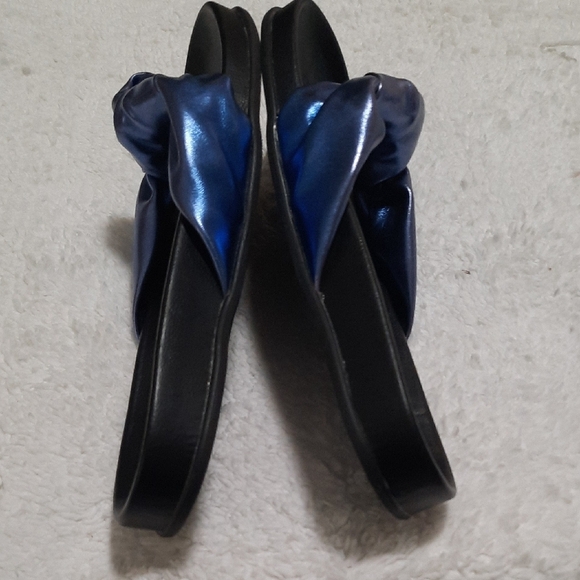 Very Volatile Black and Blue Knot Slide Sandals - Picture 3 of 6